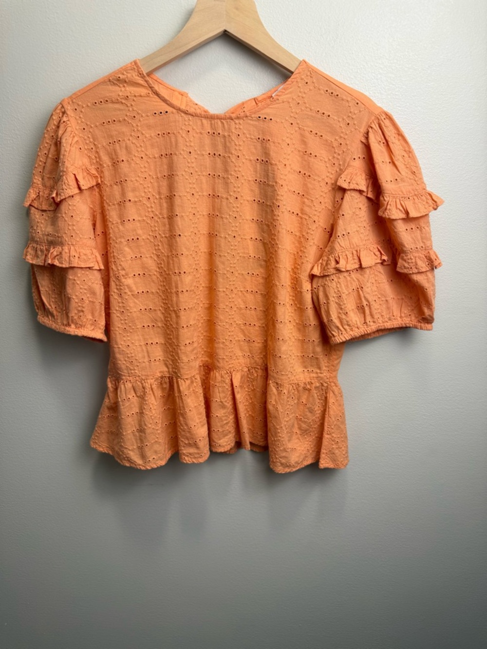 Calligraphie Ruffled Eyelet Blouse in Peach Keyhole back w/ bow 100% Cotton Sz M
